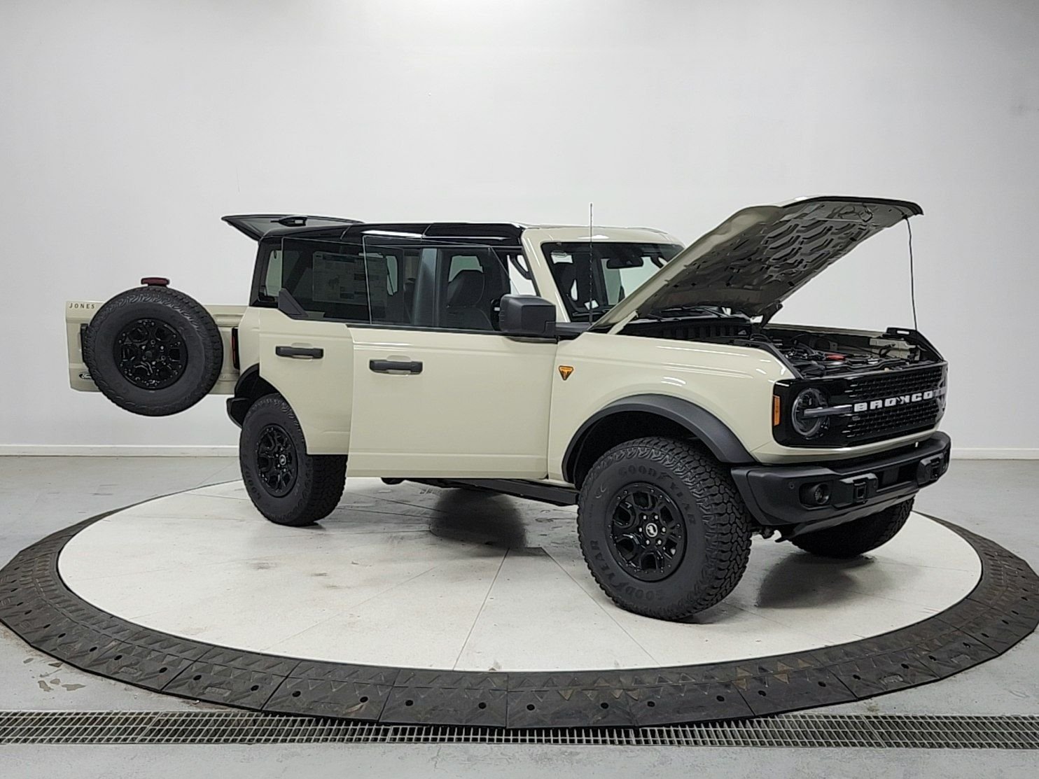 New 2026 Desert Sand Ford Badlands® image 9