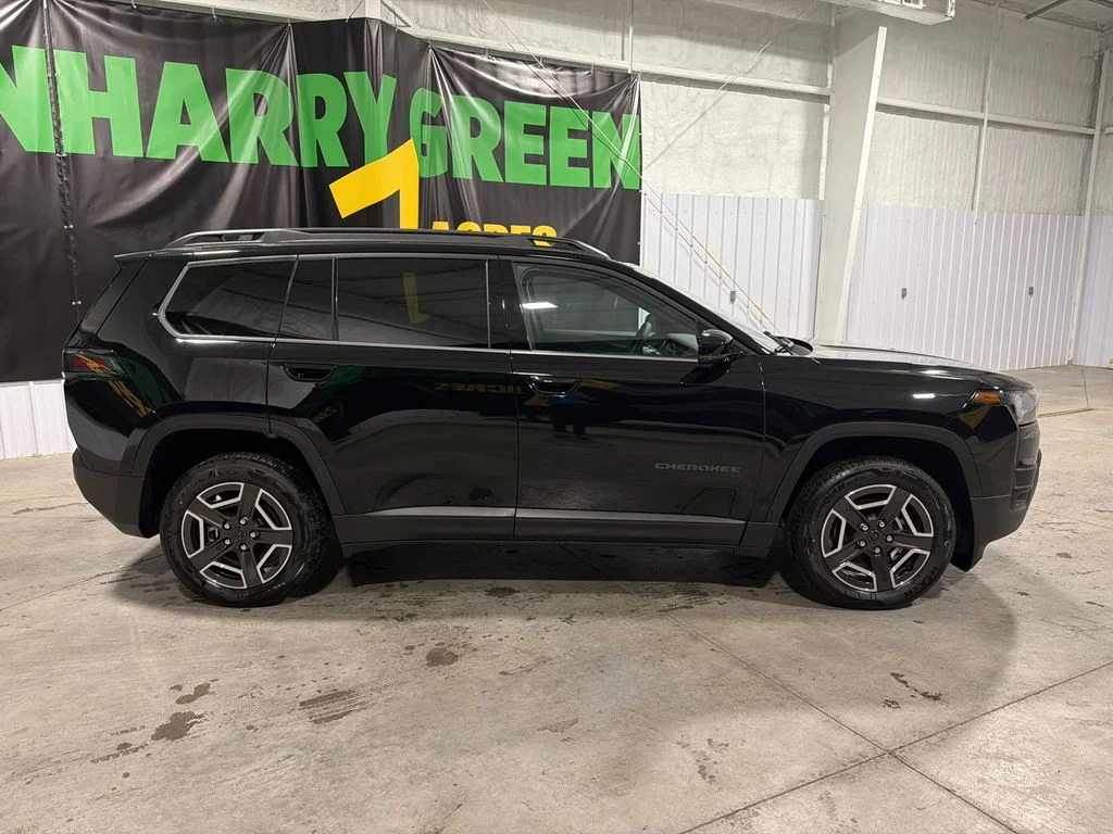 New 2026 Diamond Black Crystal Pearl-Coat Exterior Paint Jeep Limited image 4