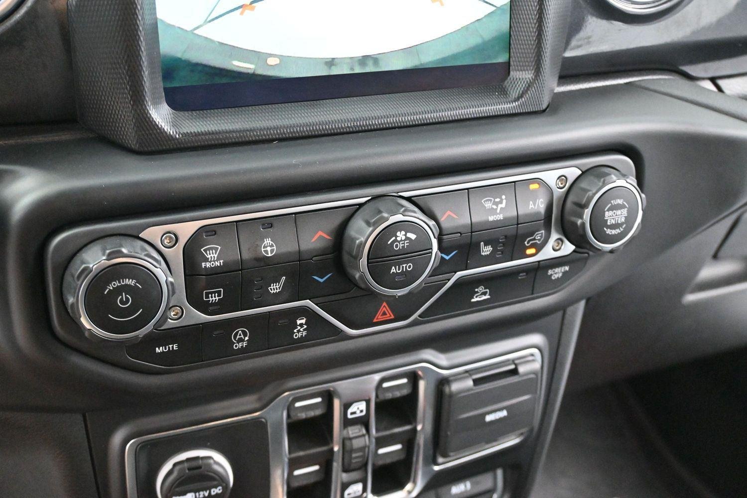 Used 2023 White Jeep Sahara Altitude image 21