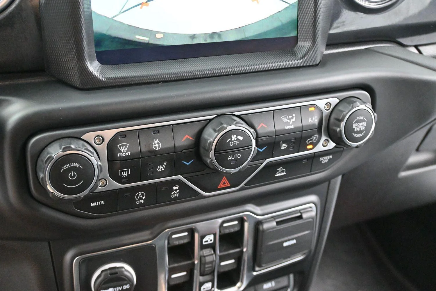 Used 2023 White Jeep Sahara Altitude image 21