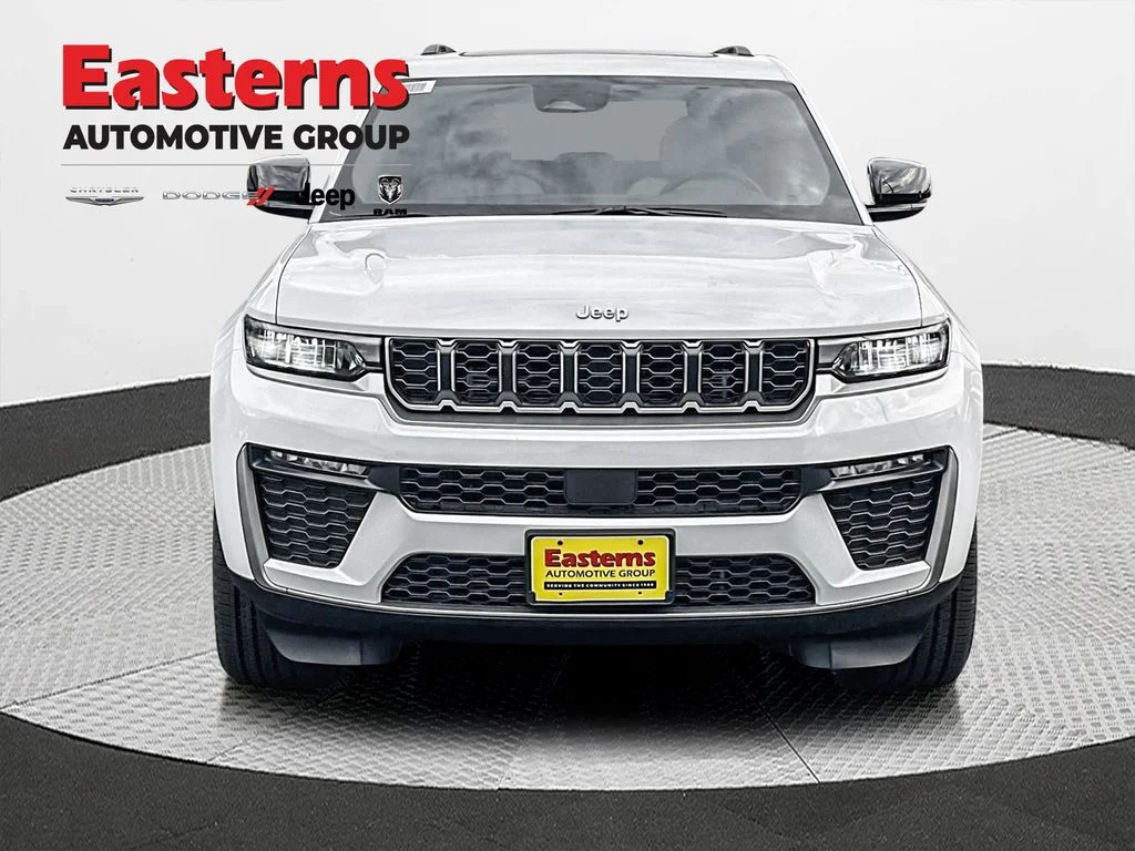 New 2026 Bright White Clear-Coat Exterior Paint Jeep Limited image 3