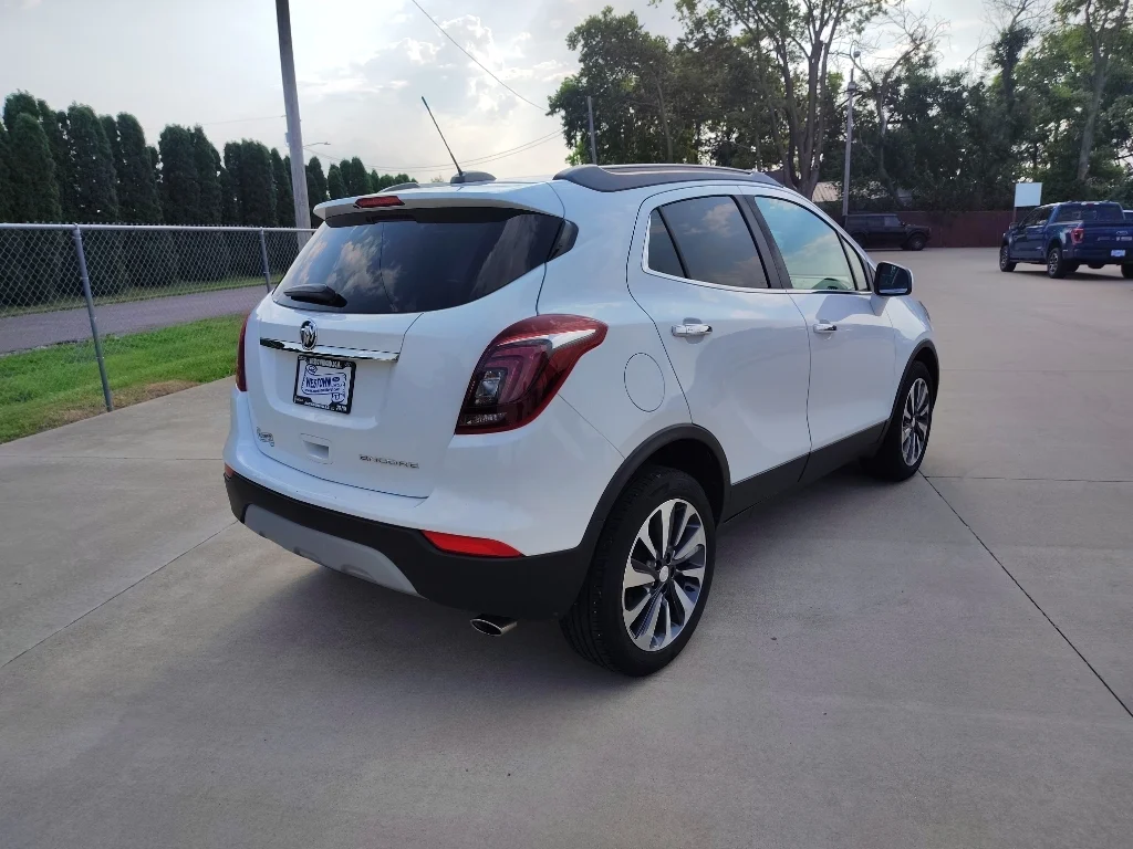 Used 2021 Summit White Buick Preferred image 3