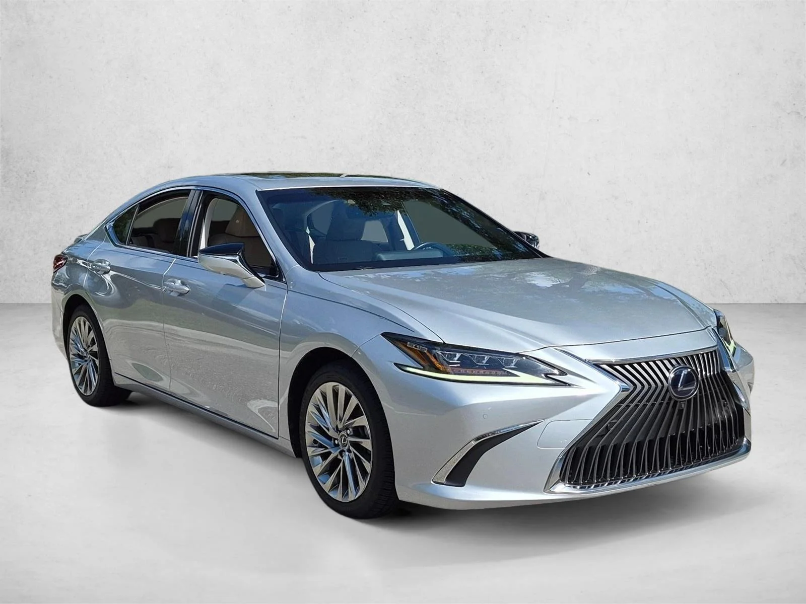 Used 2019 Silver Lining Metallic Lexus ES 300h Ultra Luxury image 3