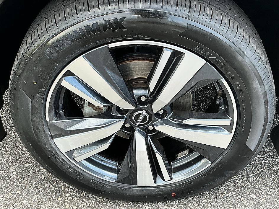 Certified Used 2023 Gun Metallic Nissan SL image 9