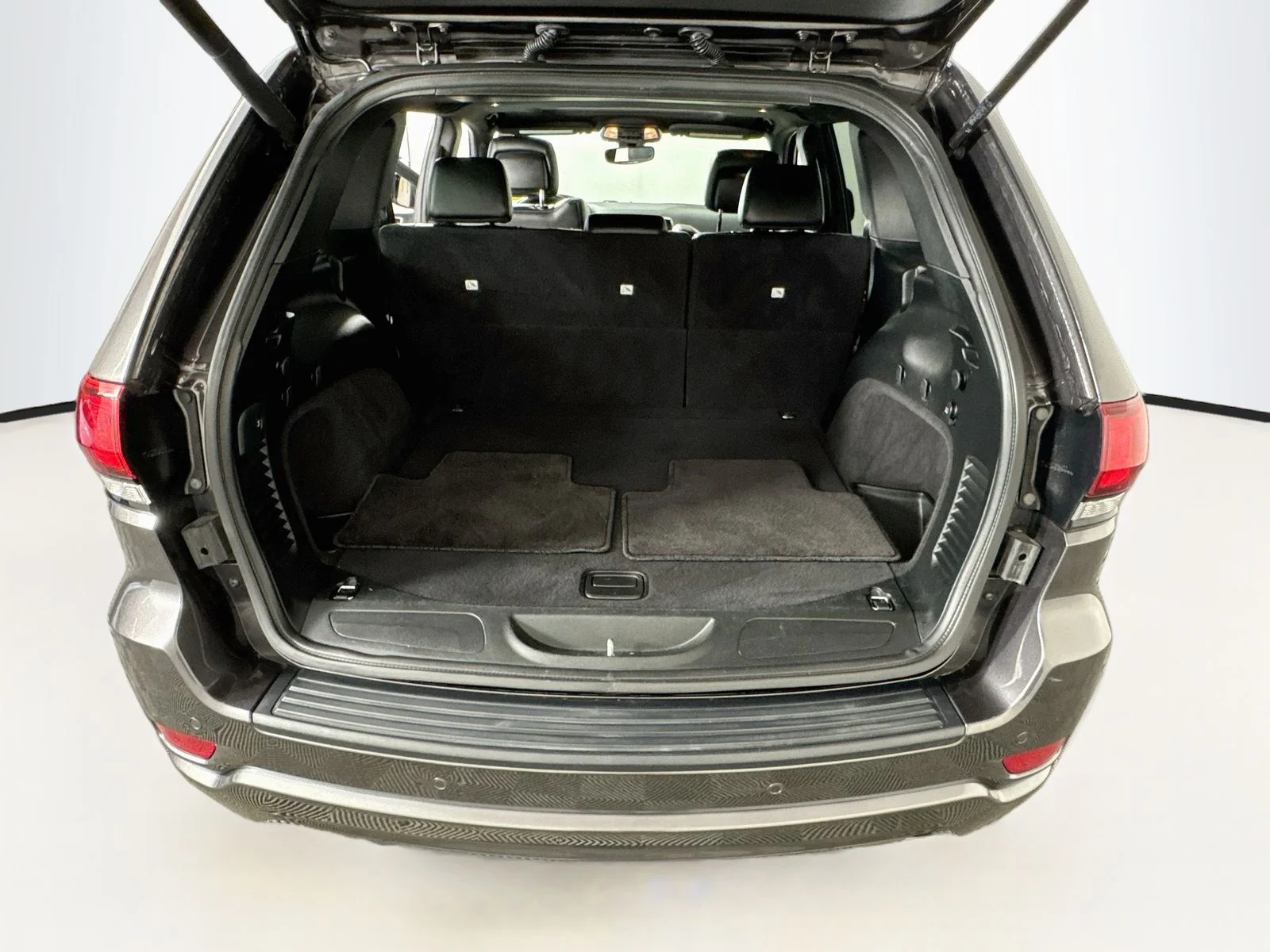 Used 2018 Gray Jeep Altitude image 26