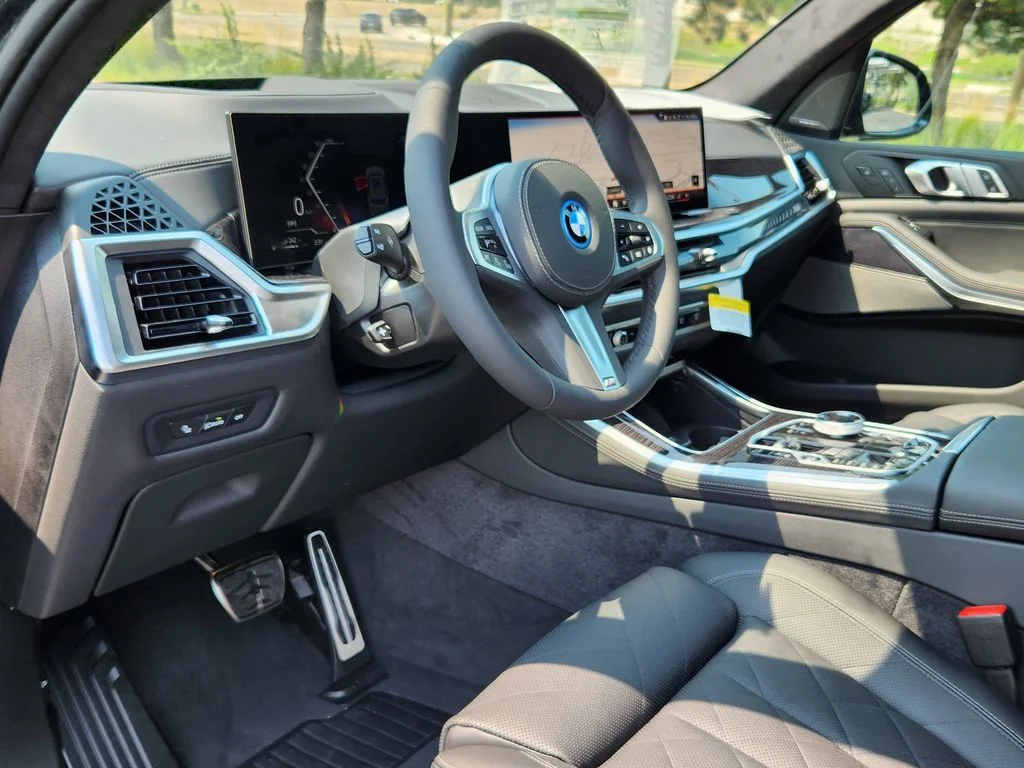New 2026 Dravit Grey Metallic BMW xDrive50e image 9
