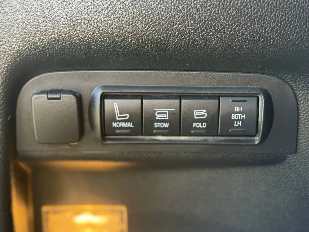 Used 2016 Gray Ford Limited 4dr SUV image 18