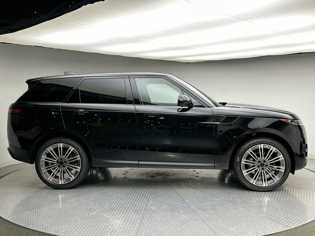 New 2027 Santorini Black Land Rover SE image 4