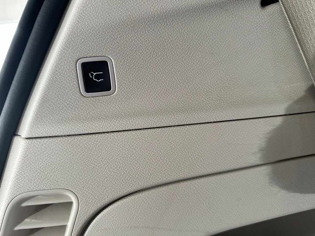 Used 2017 White Chrysler Touring image 32