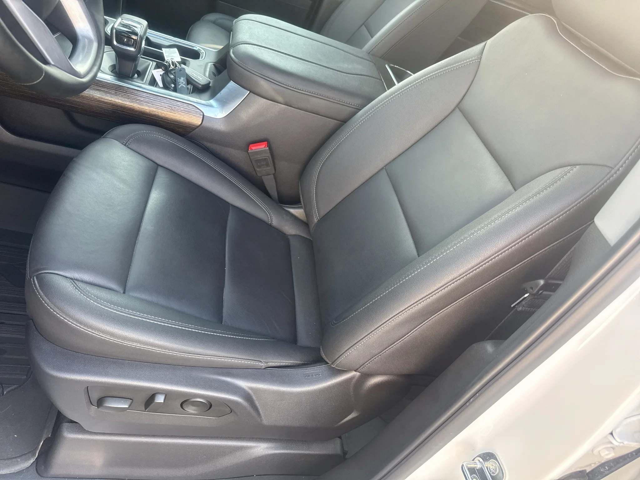 Used 2024 Summit White GMC Elevation image 22