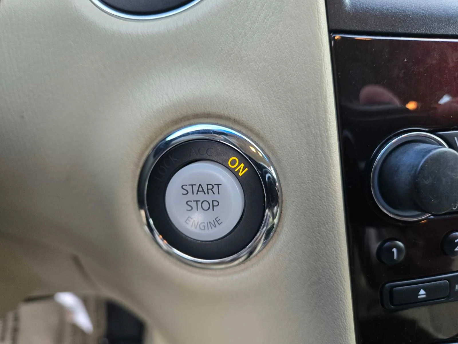 Used 2016  INFINITI  image 18