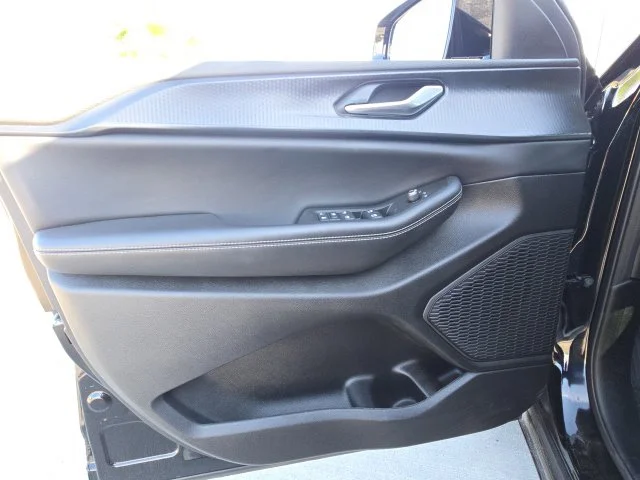 Used 2025 Black Jeep Altitude X image 17