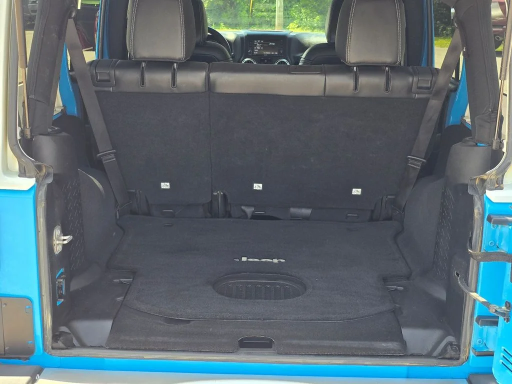 Used 2017 Blue Jeep Unlimited Sahara image 9