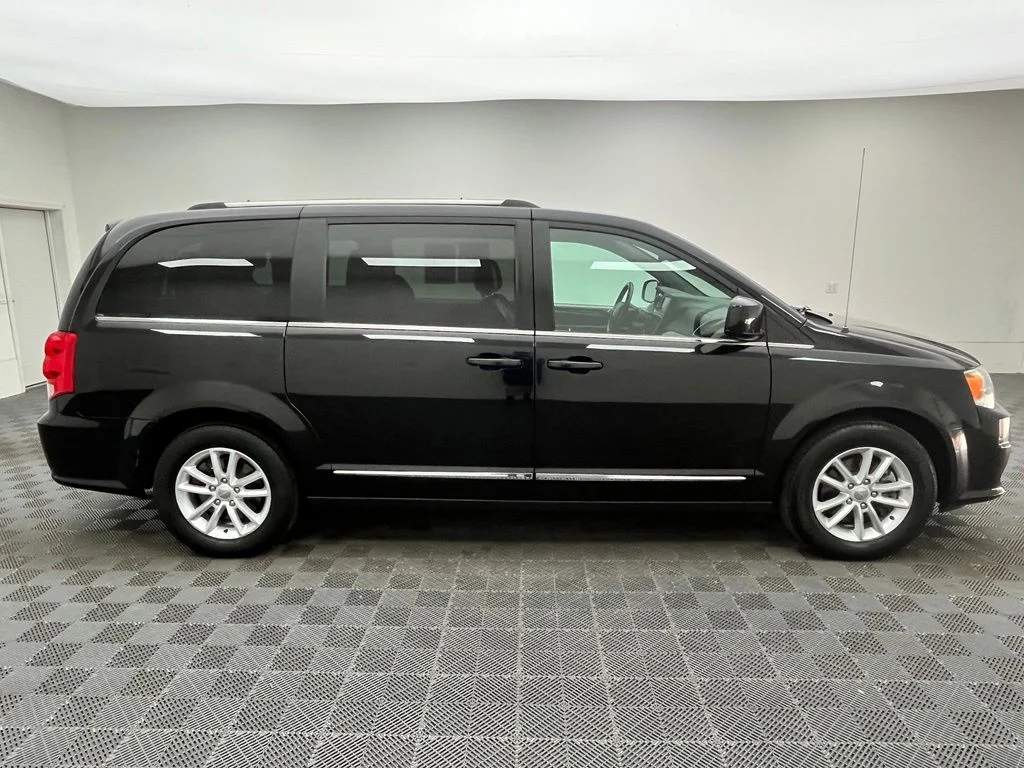 Used 2019 Black Dodge SXT image 7