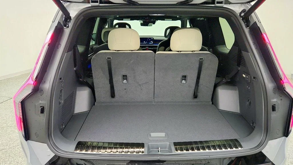 Used 2026 Wolf Gray/Ebony Black Roof Kia GT-Line AWD w/ Relaxation Package image 21
