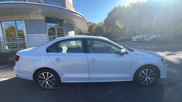 Used 2017  Volkswagen 1.4T SE image 4