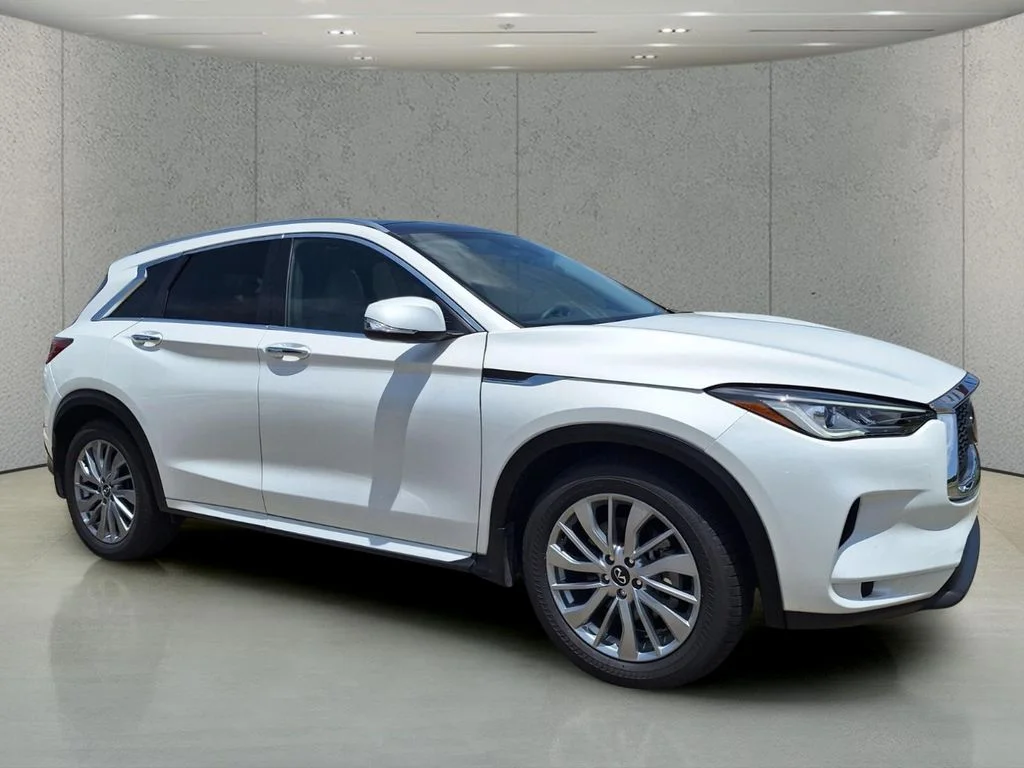 Used 2023 White INFINITI LUXE image 3