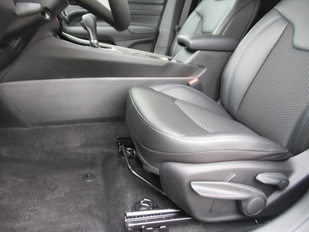 New 2026 Silver Zynith Metallic Clearcoat Jeep Latitude image 15