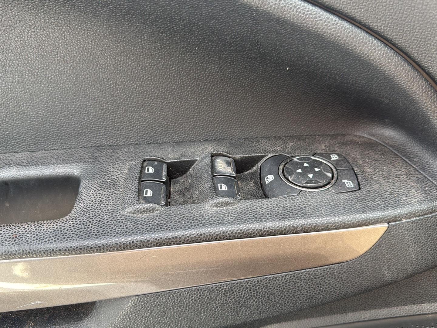 Used 2019 Diamond White Ford SE image 10