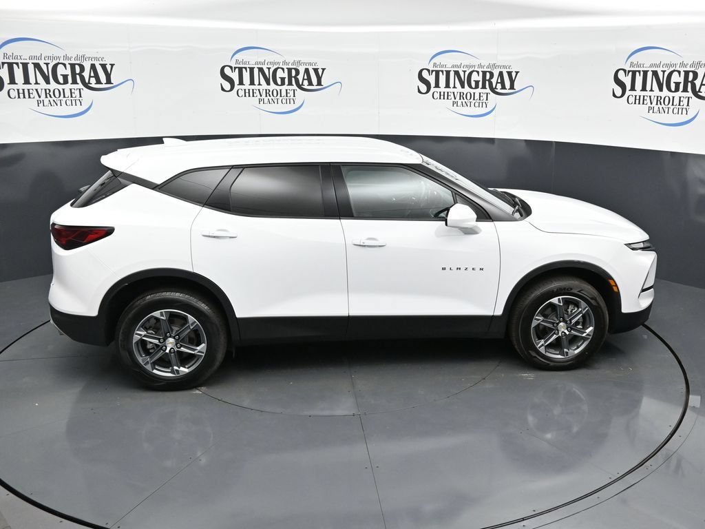 Used 2025 Summit White Chevrolet 2LT image 28