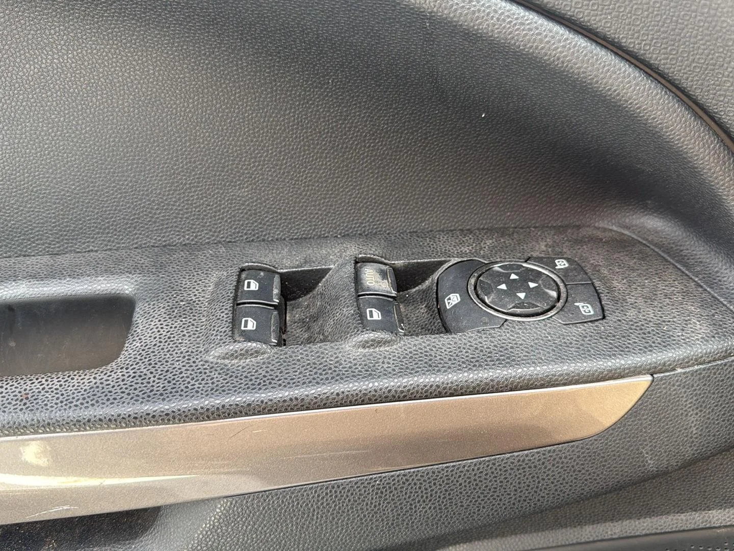 Used 2019 Diamond White Ford SE image 10