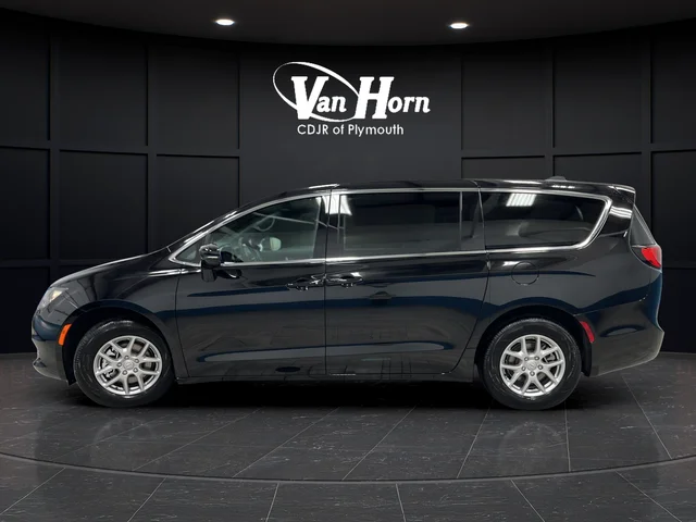 New 2026 Diamond Black Crystal Pearl-Coat Exterior Paint Chrysler LX image 3