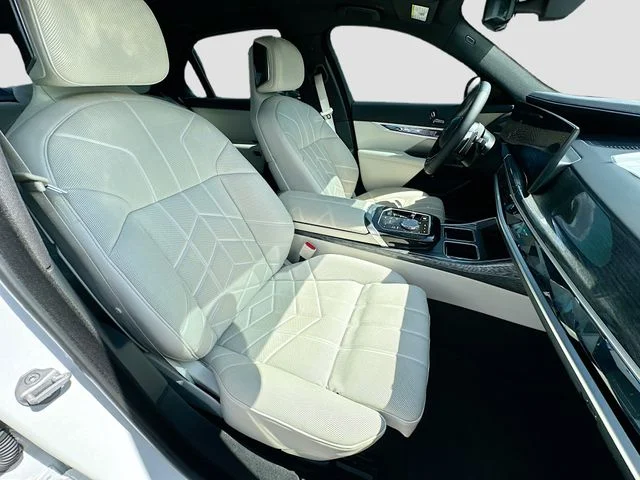 Used 2023 White BMW 760i xDrive image 28