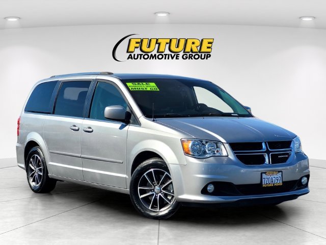 Used 2017 Silver Dodge SXT image 1