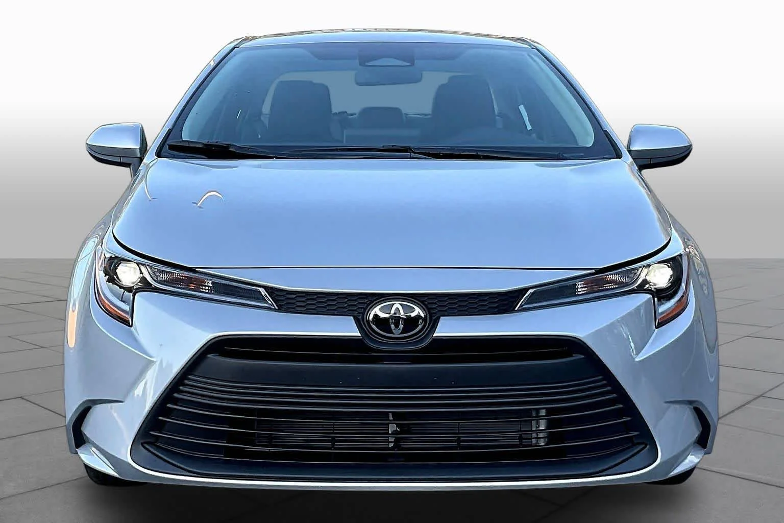New 2027 Classic Silver Metallic Toyota LE image 3