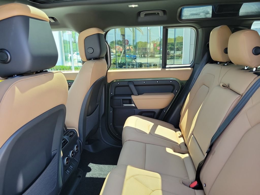 New 2026 Woolstone Green Land Rover X-Dynamic SE image 15