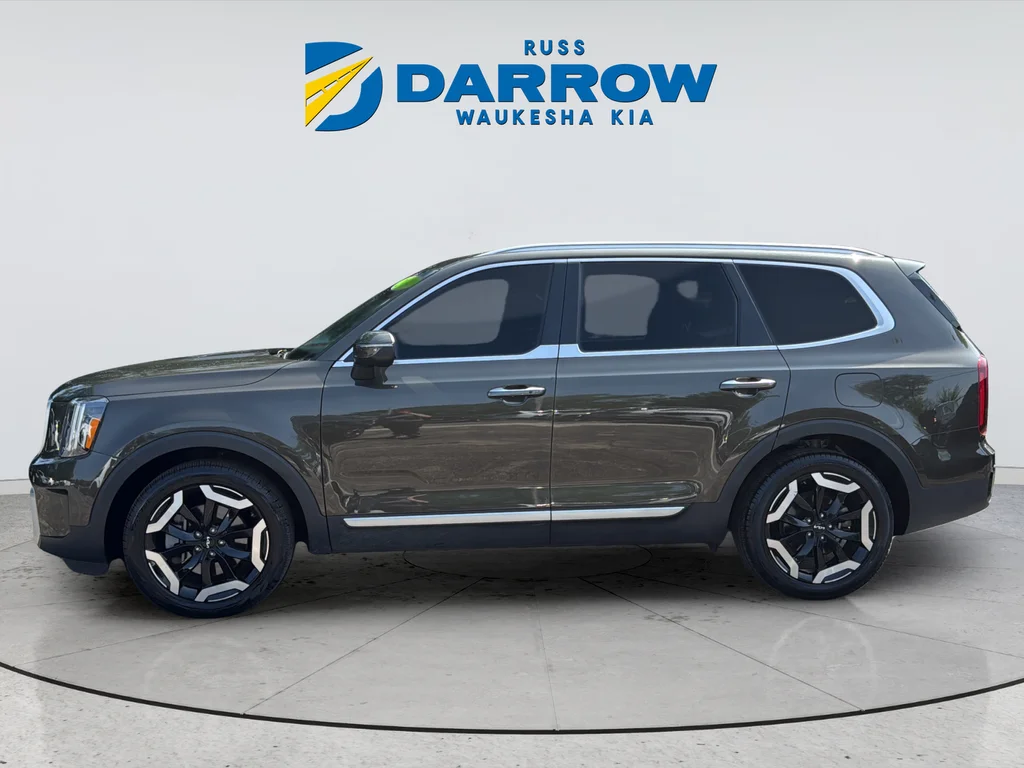 Certified Used 2025 Green Kia S image 2