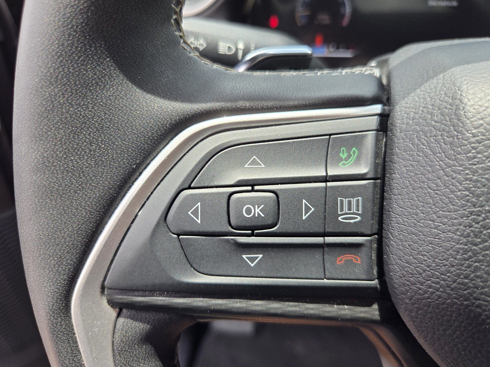Used 2024 Diamond Black Crystal Pearlcoat Jeep Altitude X image 21
