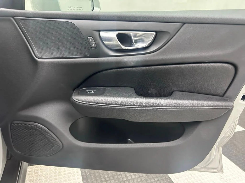 Used 2020 Silver Volvo T5 image 16