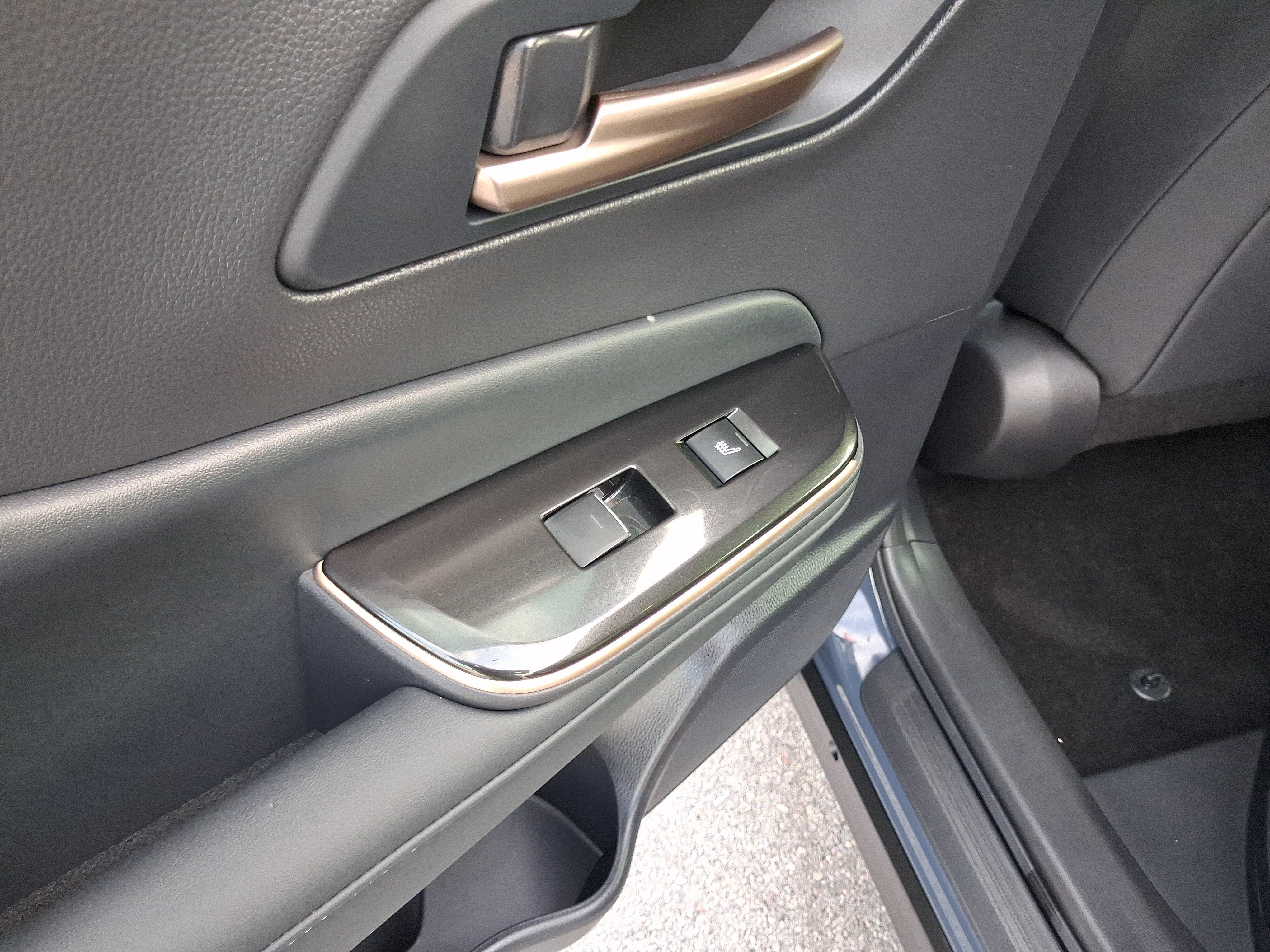 Used 2025 White Toyota XLE image 12