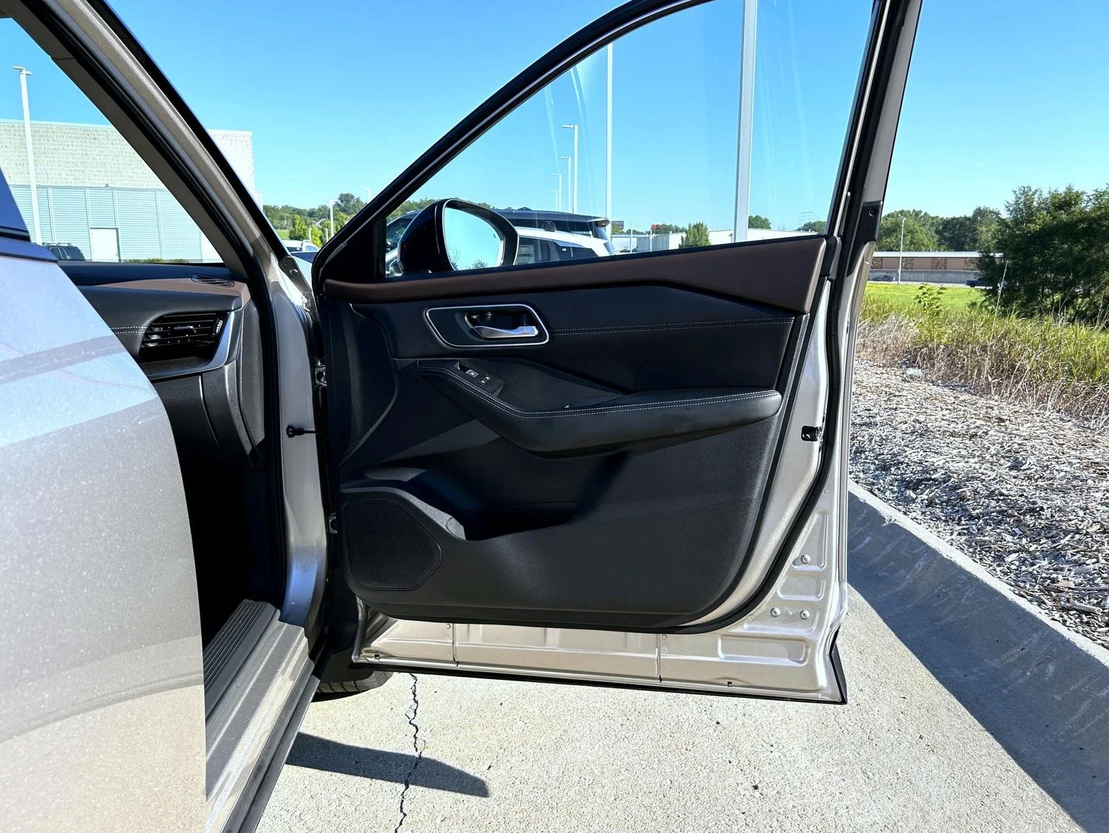 Certified Used 2023 Gold Nissan Platinum image 16