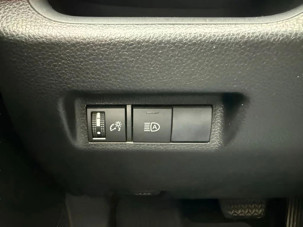 Used 2020  Toyota XLE image 24