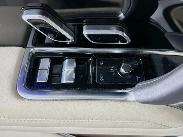 Certified Used 2023  Land Rover SE image 20