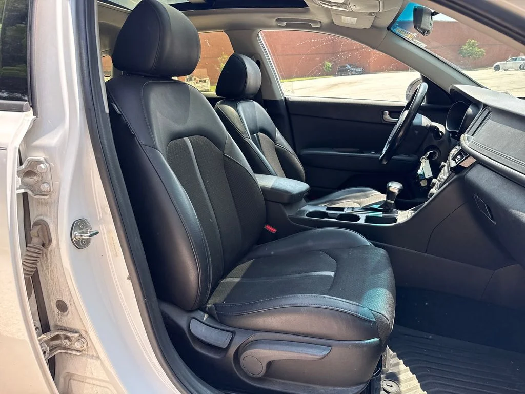 Used 2018 White Kia S image 27