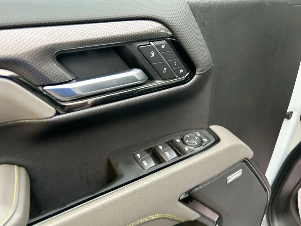 Used 2025 White Chevrolet ZR2 image 28