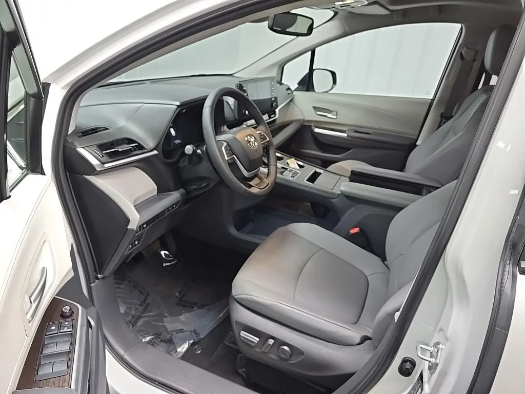Used 2021 White Toyota XLE image 29