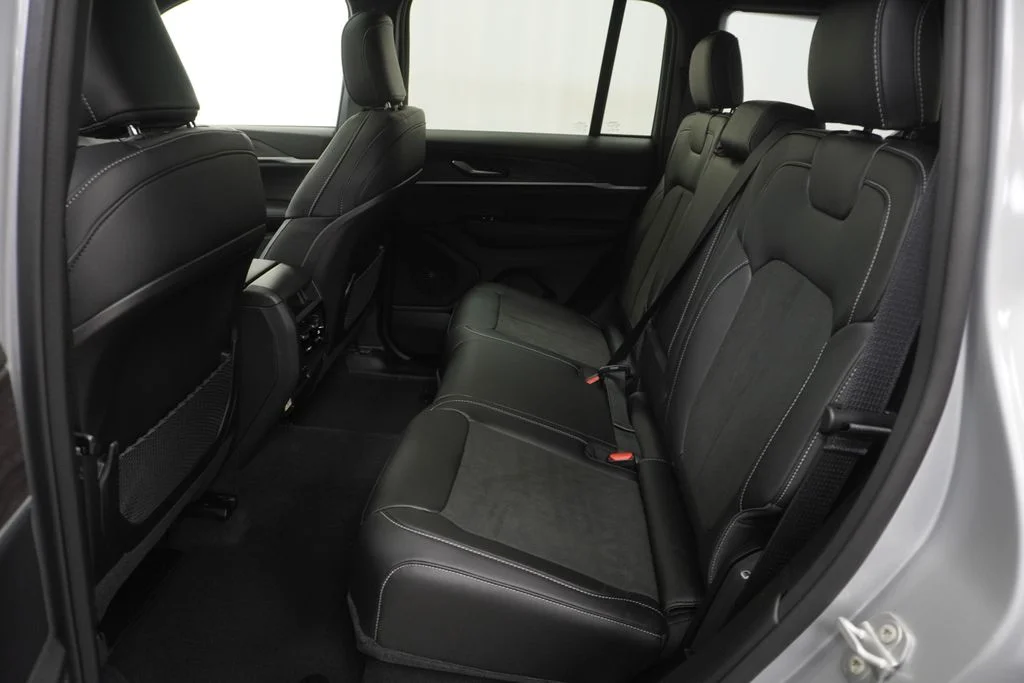 New 2026 Silver Zynith Exterior Paint Jeep Laredo Altitude image 17