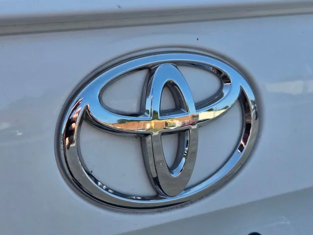 2025 Toyota RAV4 XLE - Photo 17