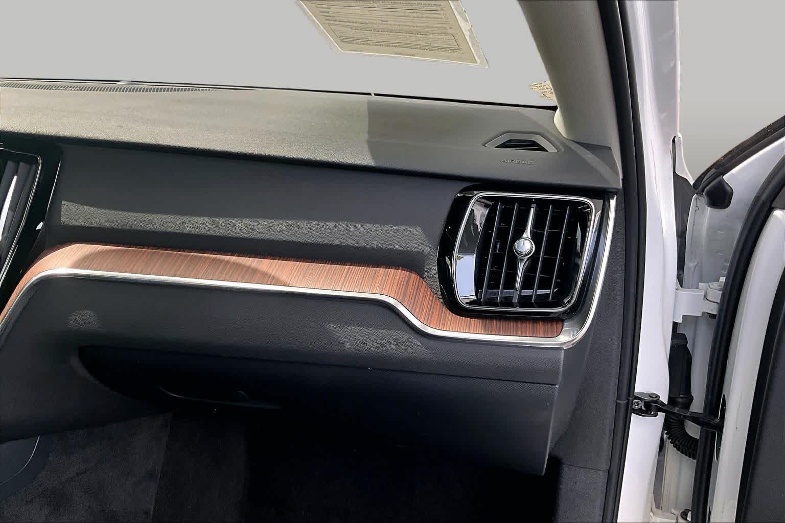 Used 2022 Crystal White Metallic Volvo Momentum image 19