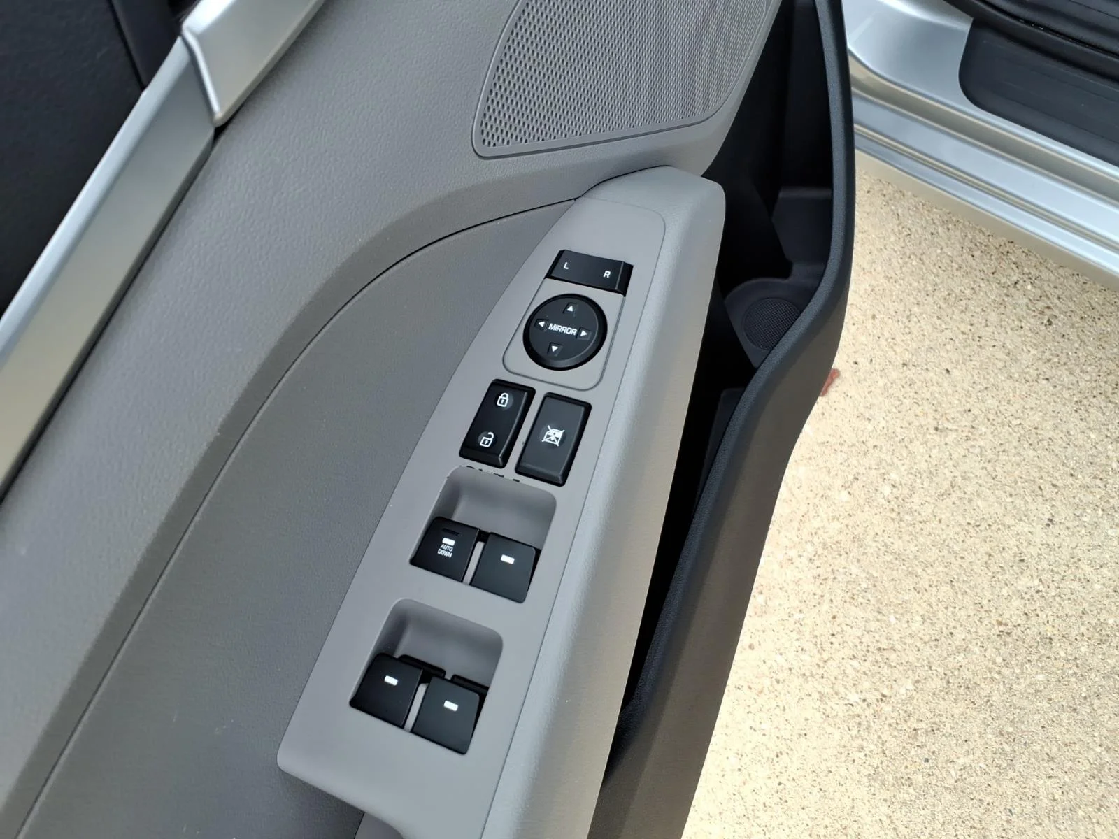 Used 2020 Stellar Silver Hyundai SE image 19
