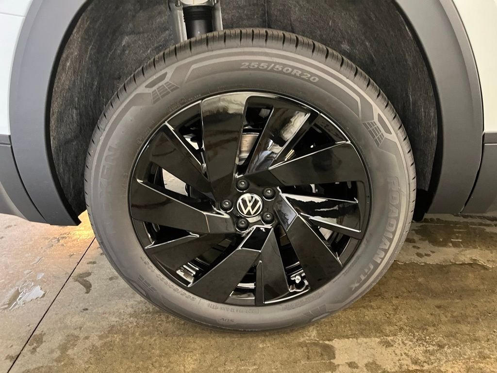 New 2026 White/off-white Volkswagen 2.0T SE w/Technology image 30