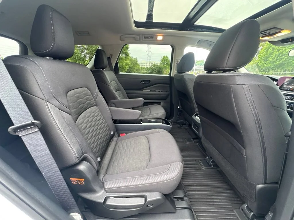 Used 2025 Everest White Nissan SV image 11