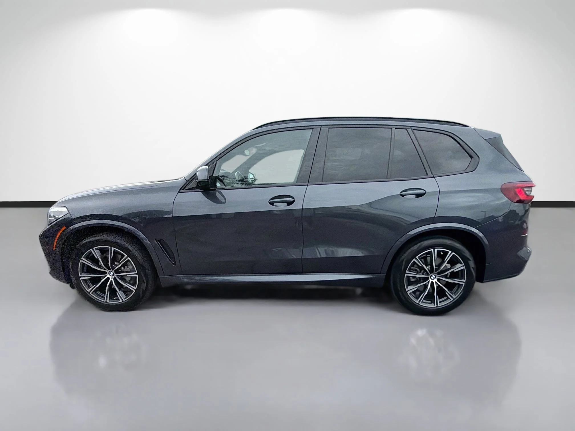 Used 2022 Arctic Grey Metallic BMW sDrive40i image 6