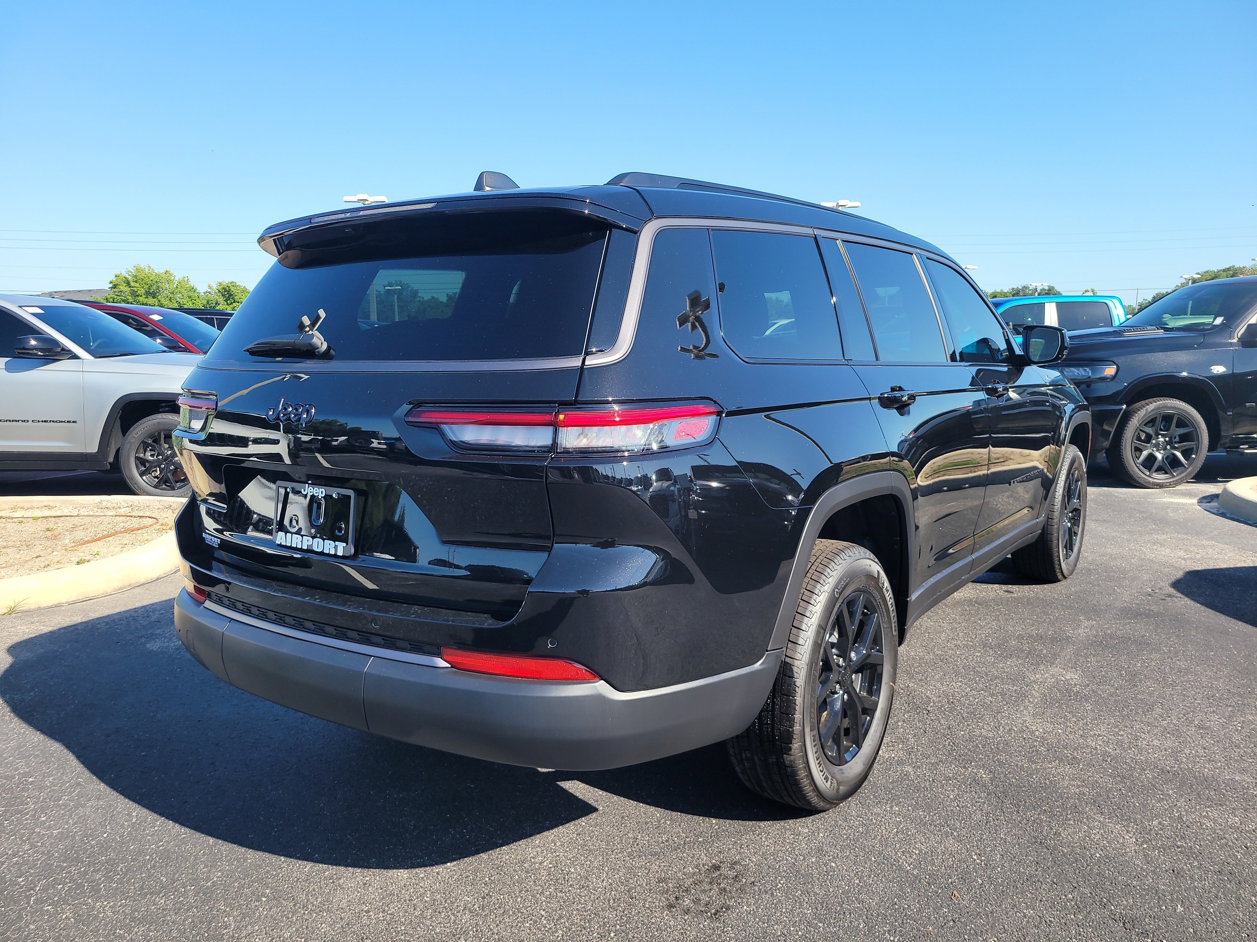 New 2026 Diamond Black Crystal Pearl-Coat Exterior Paint Jeep Altitude image 4