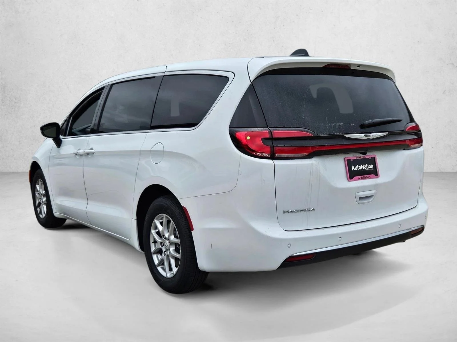 New 2026 Bright White Clear-Coat Exterior Paint Chrysler Select image 9
