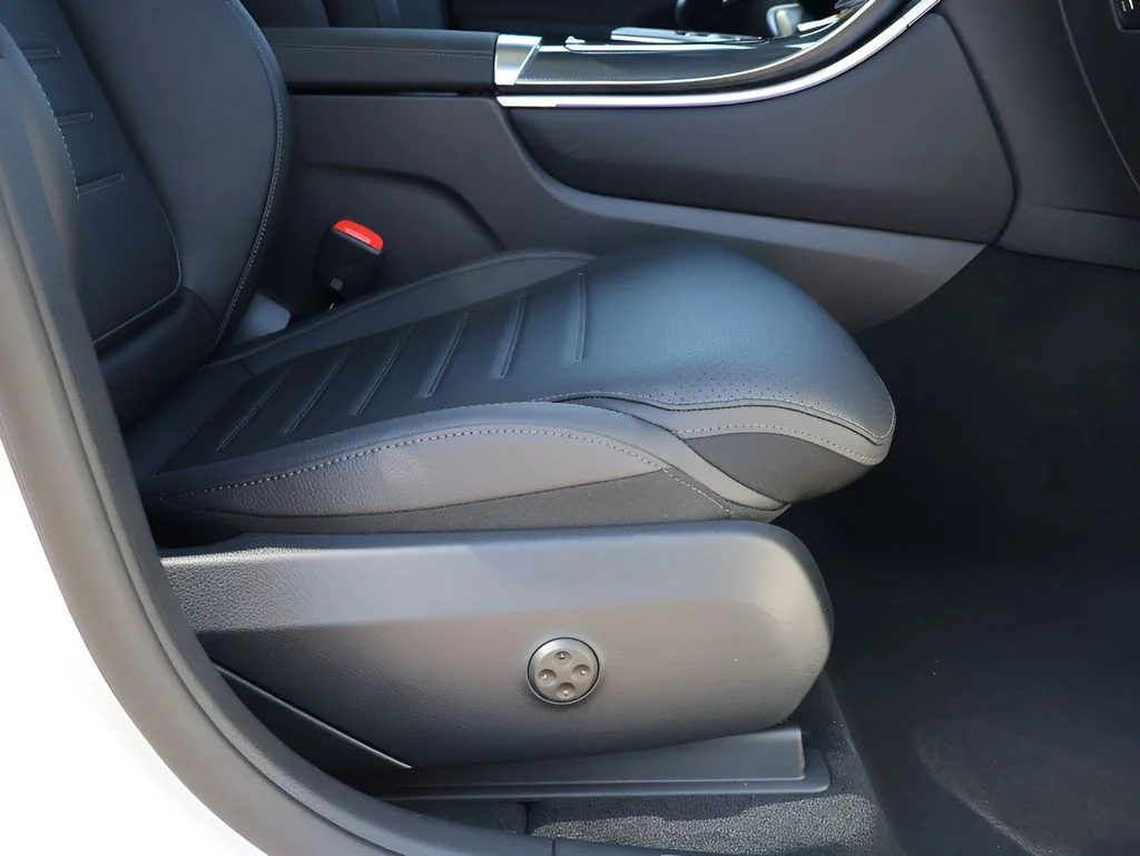 New 2026 Polar White Mercedes-Benz GLC 300 image 12